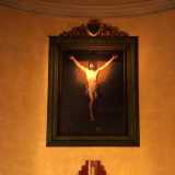 Uscendo dall�ufficio ci ritroviamo di nuovo davanti all'altare sul quale � posta una tela di Cesare Fracanzano, pittore di Bisceglie del 600 che si ispir� ai modelli di Guido Reni